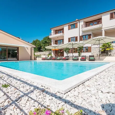 E&T Apartments With A Beautiful Pool Rabac Exterior photo
