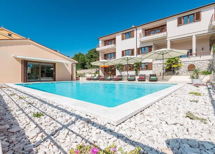 E&T Apartments With A Beautiful Pool