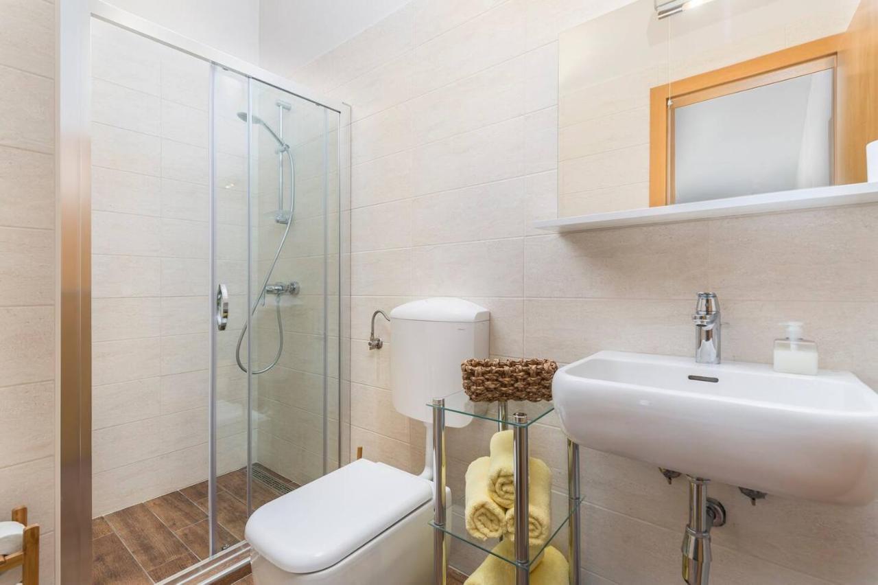 E&t With A Beautiful Pool Apartment Rabac