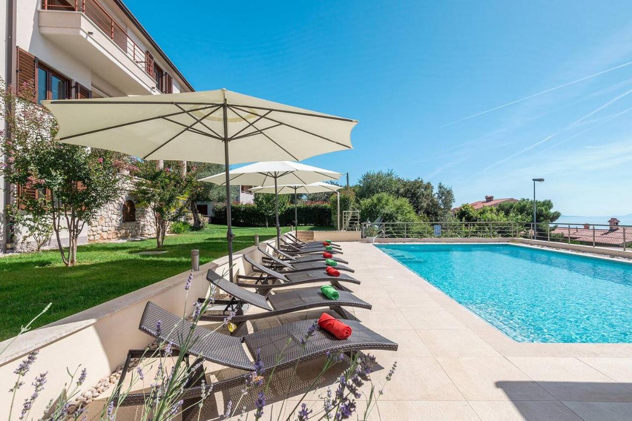 E&t With A Beautiful Pool Apartment