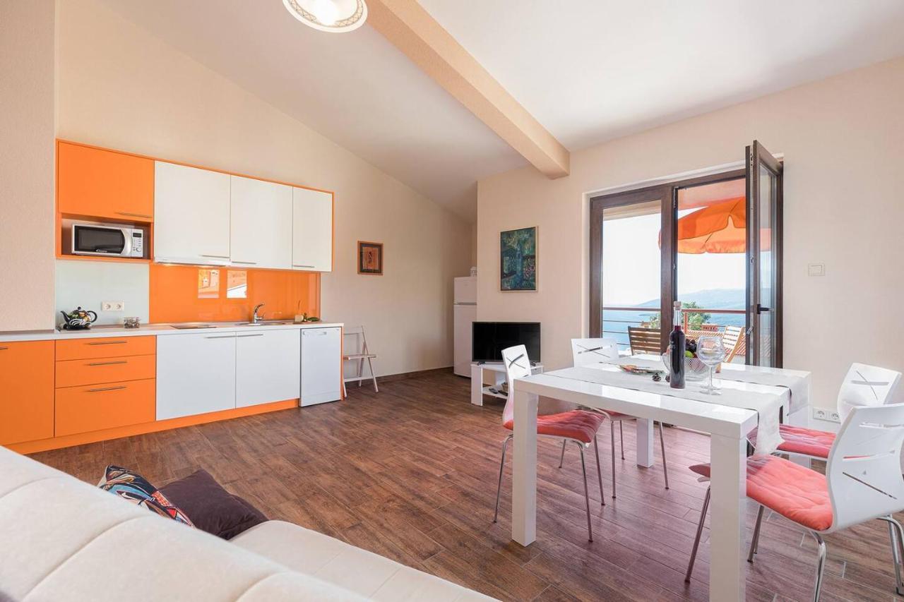 E&t With A Beautiful Pool Apartment Rabac