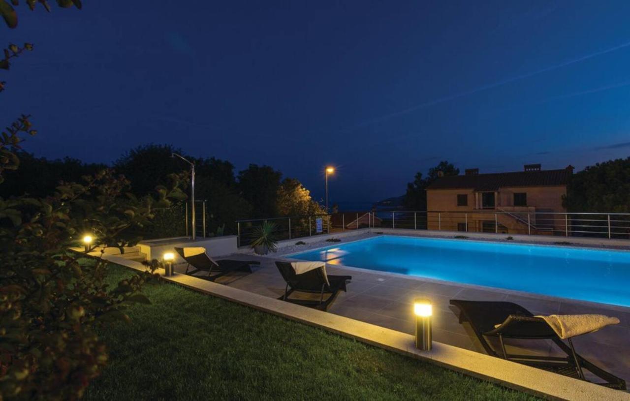 E&t With A Beautiful Pool